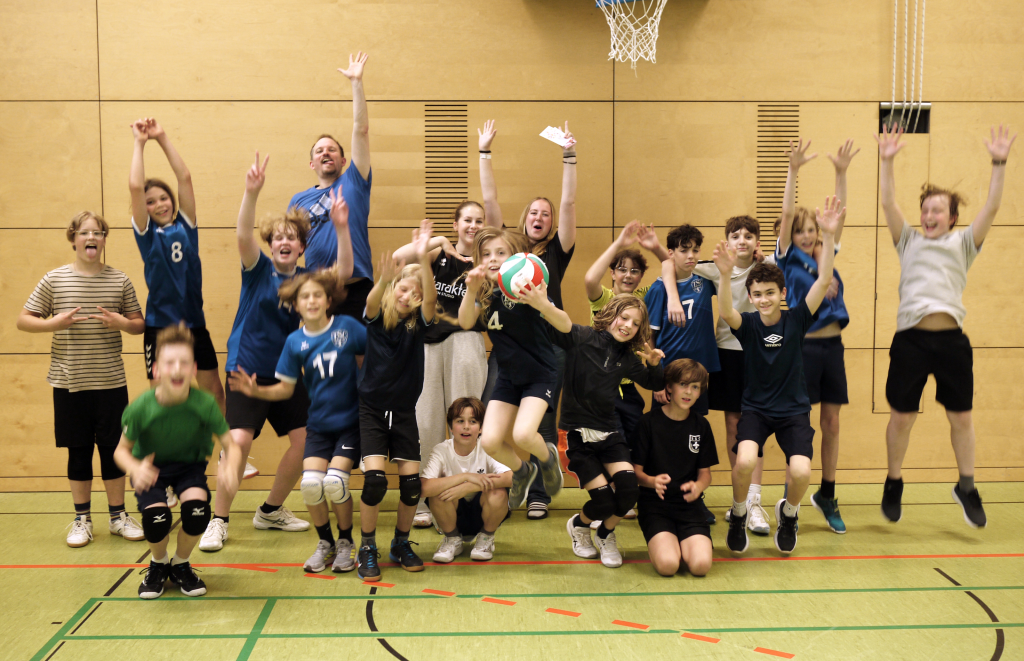 Abschiedsbild mit FSJlerinnen Alicia und Madita mit einigen Spielern der U12-U14.